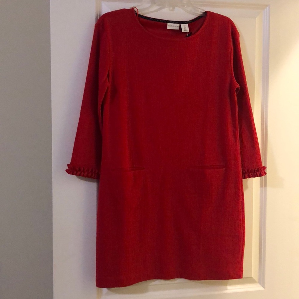 Red sheath dress. So cute!